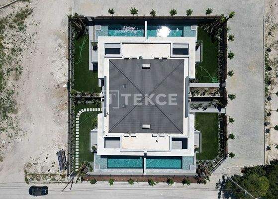 Semi-detached Villa with a Pool Near the Sea in İzmir