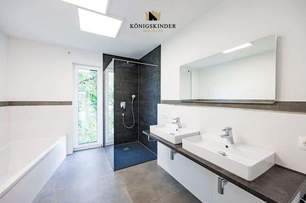 Dusche und Badewanne.