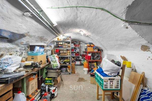 Sehr geräumiger Keller mit 2 Räumen