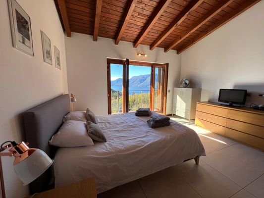 Schlafzimmer mit Seeblick