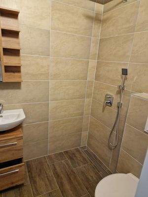 Badezimmer mit Dusche und WC