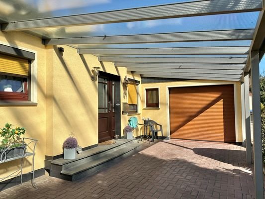 Carport und Eingangsbereich