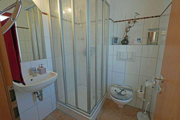 EG: Tageslichtbad mit Dusche