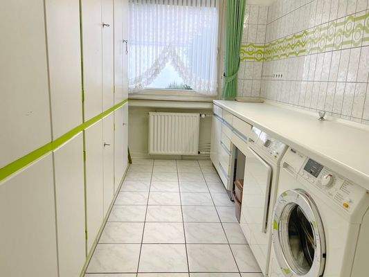 anschließendem Hauswirtschaftsraum.