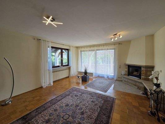 Großzügiger, heller Wohnbereich EG