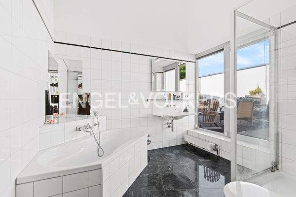 Badezimmer mit Eckbadewanne und Dusche