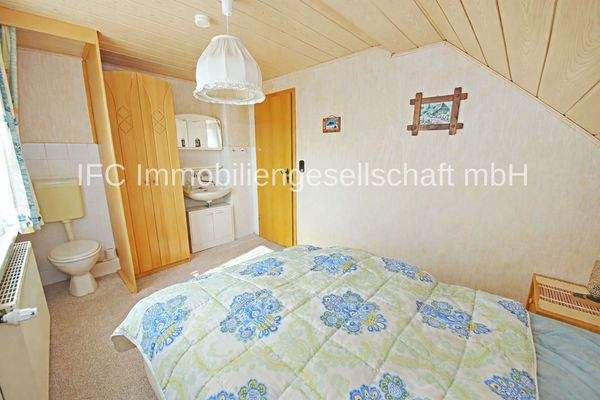 Gästezimmer mit WC und Waschbecken im DG