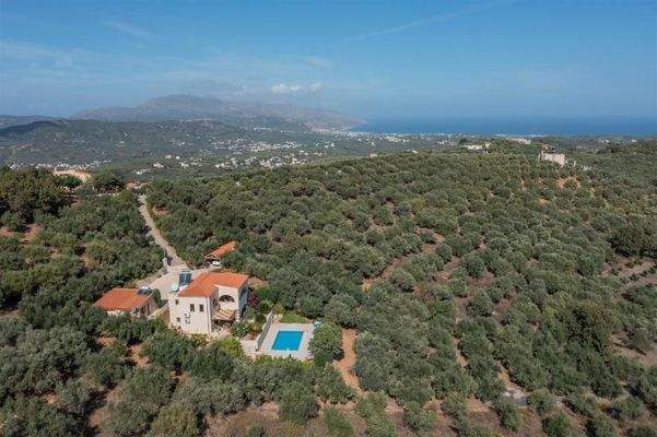 Kreta, Kolymvari: Villa mit Meer- und Bergblick und unabhängigem Apartment zu verkaufen