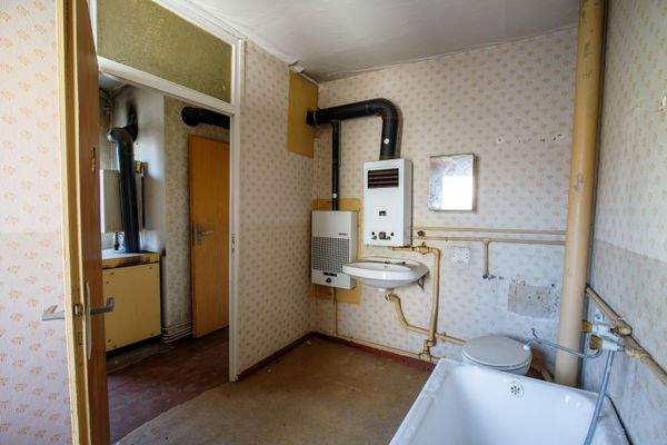 28 - Badezimmer Seitenflügel.jpg