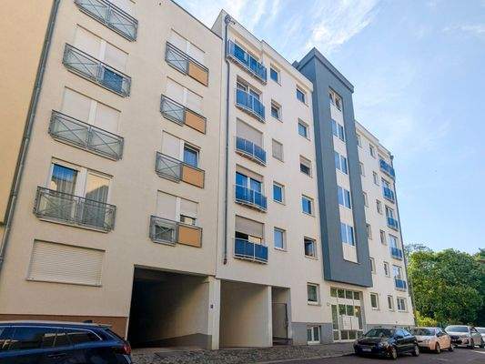 Haus mit Tiefgarageneinfahrt