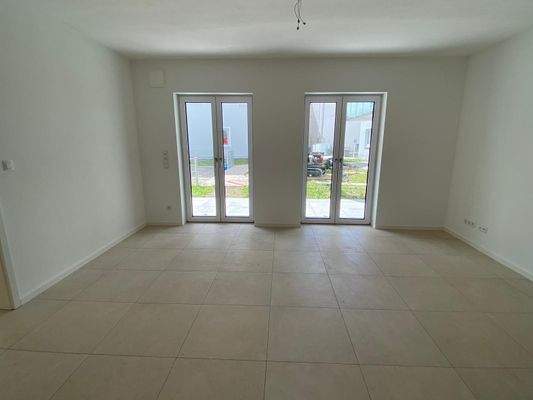 großformatige Fliesen im Wohn-Essbereich.jpg