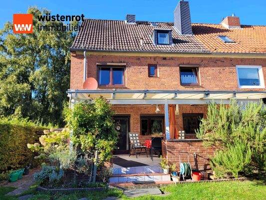 Hausrückseite mit überdachter udn windgeschützter Terrasse