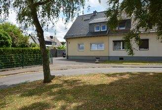 Vorderansicht des Hauses und Zufahrt