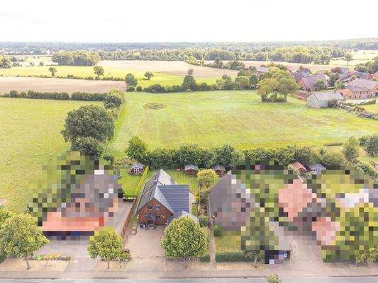 Straßenansicht mit Feld.jpeg