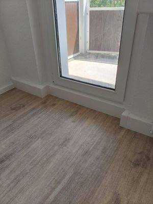 Wohnzimmer mit Austritt zum Balkon