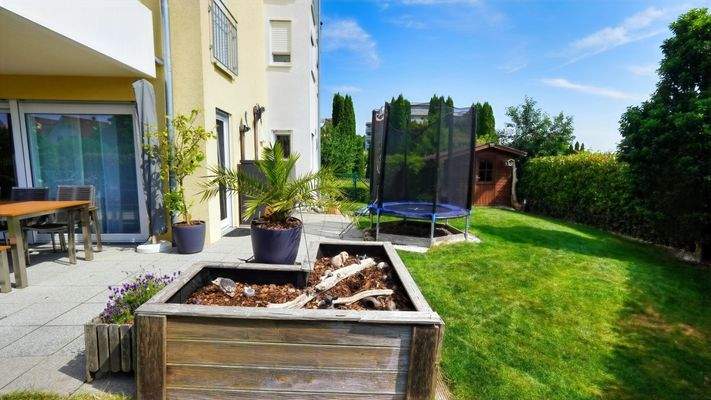 Auch seitlich am Haus viel Garten