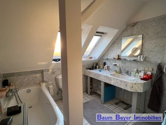 Badezimmer mit Badewanne und Dusche
