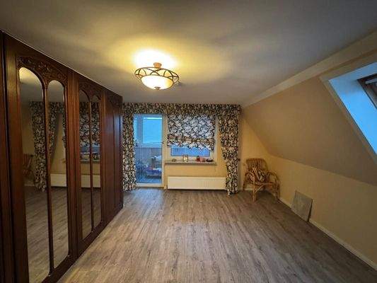 WE 1_Raum mit Balkonzugang_DG