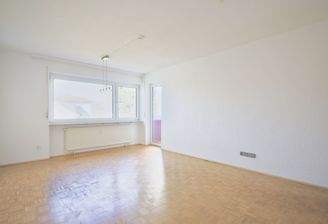 Wohn- und Esszimmer mit Balkon