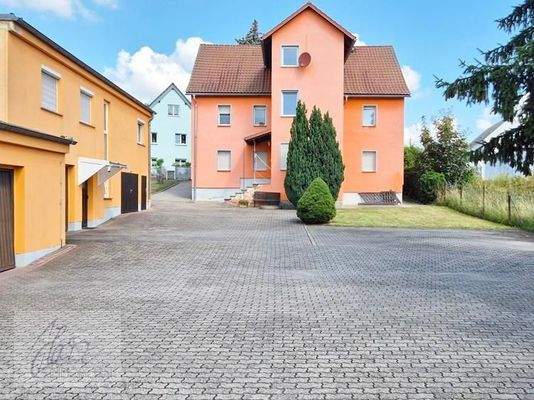 Hofansicht mit Haupt- und Nebengebäude