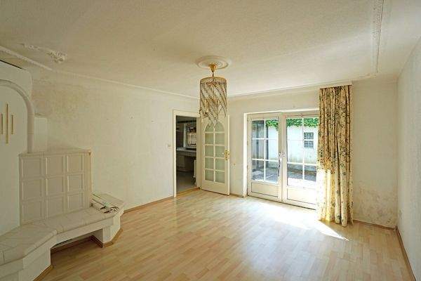 Wohnzimmer mit Elektrokamin und Terrassenausgang