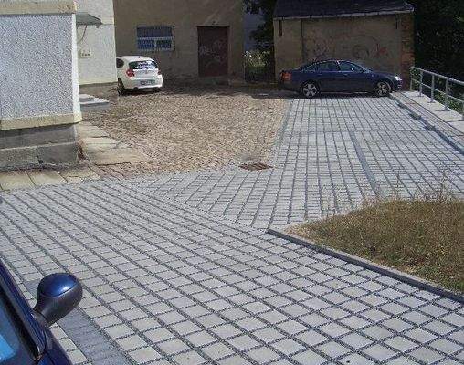 Die KFZ-Stellplätze im Innenhof