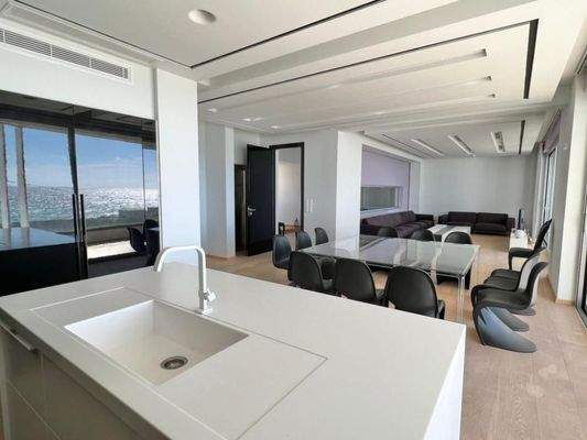 Einzigartige Villa am Meer mit Innenpool, Gärten und Gästehaus