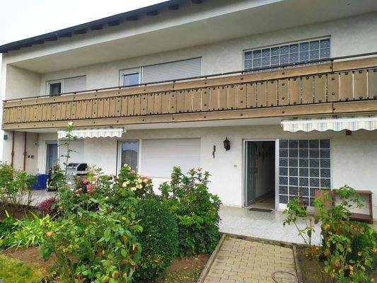 Haus Gartenansicht mit Eingang Souterrain