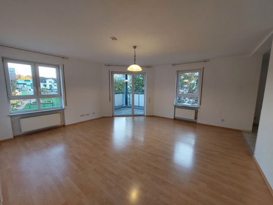 Blick in die Wohnung (Richtung Balkon).jpg