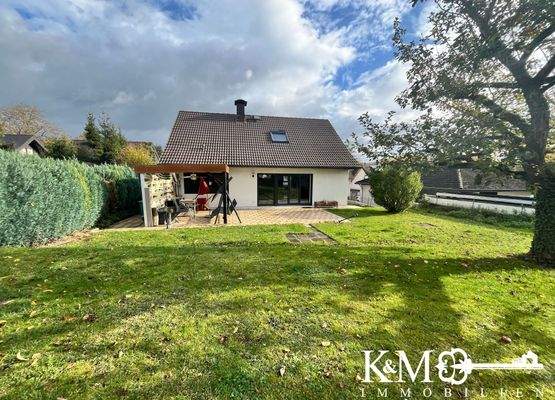 Hausansicht mit Garten