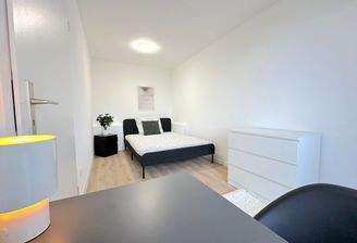 Helles WG-Zimmer mit Bett