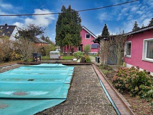 Blick vom Garten zum Haus und Nebengebäude