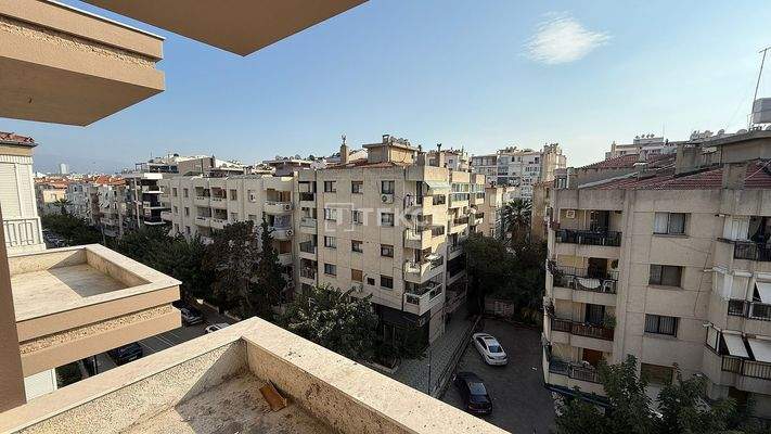 Apartments in a New Building near the Sea in İzmir Karşıyaka