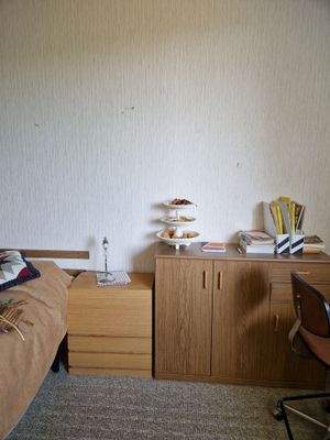 Schlafraum mit Fenster zur Loggia