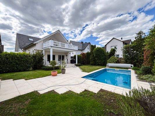 Garten mit Blick auf Terrassen und Pool