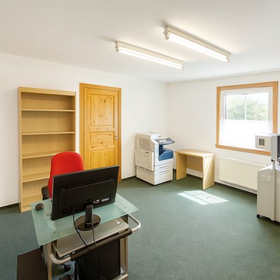 Helles Home Office mit Modernem Touch.png