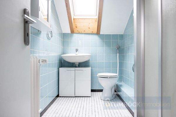 Bad mit Dusche im OG