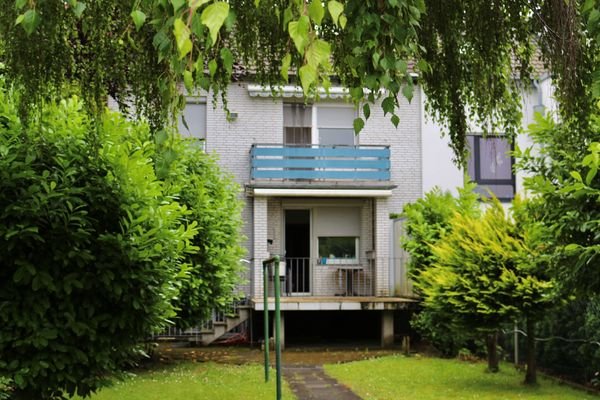 Romantische Gartenansicht mit Blick aufs Haus