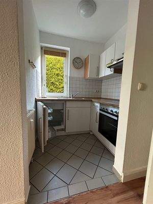 Küche mit Einbauküche und Fenster