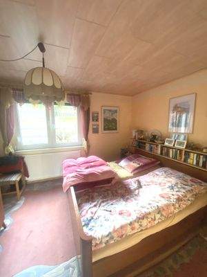 Schlafzimmer mit Duschbad