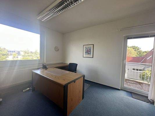 Büro mit Balkonzugang