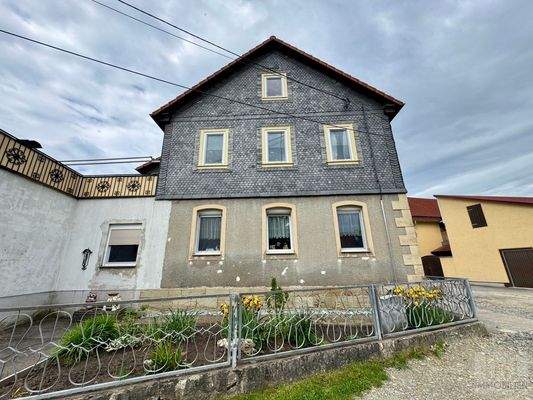 Seitenansicht mit kleinem Vorgarten