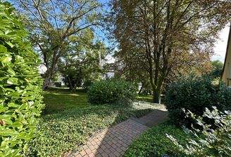 Parkähnliche Gartenanlage mit gepflegtem Natursteinweg 