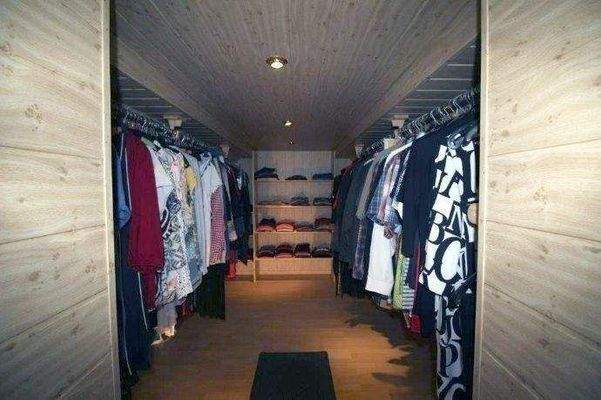 Ankleidezimmer vom Schlafzimmer aus begehbar