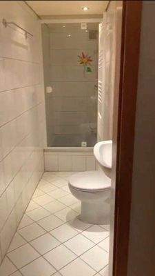 Duschbad und WC