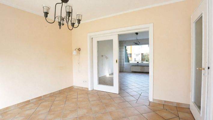 Esszimmer mit Blick in das Wohnzimmer