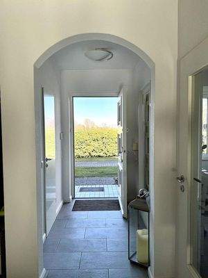Flur, Blick ins Grüne