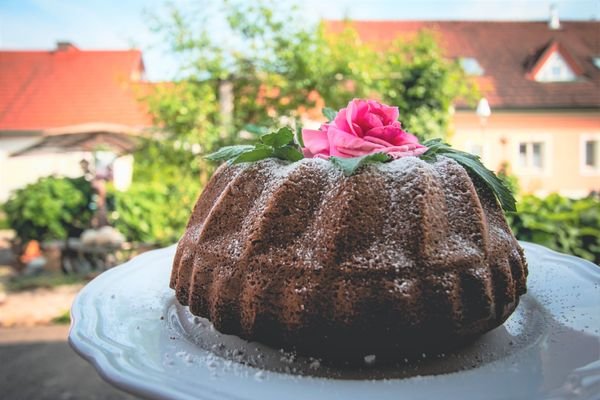 FRÜHSTÜCK IM GARTEN