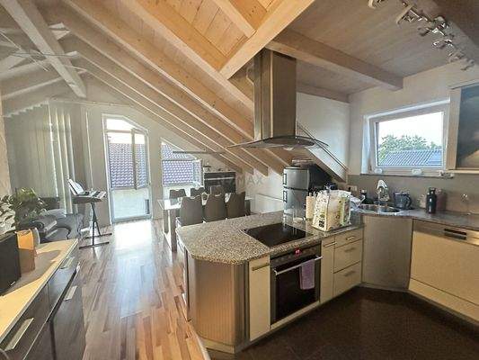 Wohn- und Essbereich mit offener Küche DG