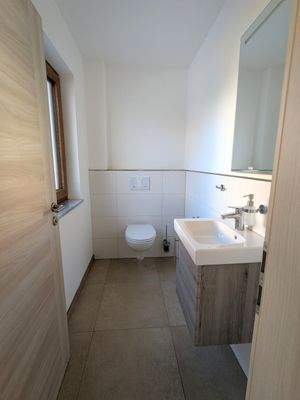 Gäste-Toilette mit Fenster